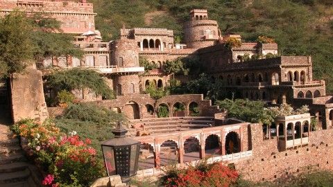 Neemrana – A great winter Getaway !! Rs 3,999 for a couple stay, Golf at Neemrana, Rajasthan with meals and much more!!