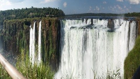 Iguazu Falls lie on the Argentina