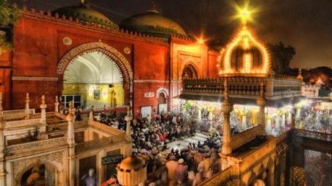 Feel the serenity of Hazrat Nizamuddin Dargah