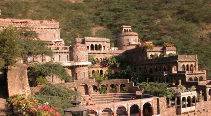 Neemrana – A great winter Getaway !! Rs 3,999 for a couple stay, Golf at Neemrana, Rajasthan with meals and much more!! Neemrana Fort