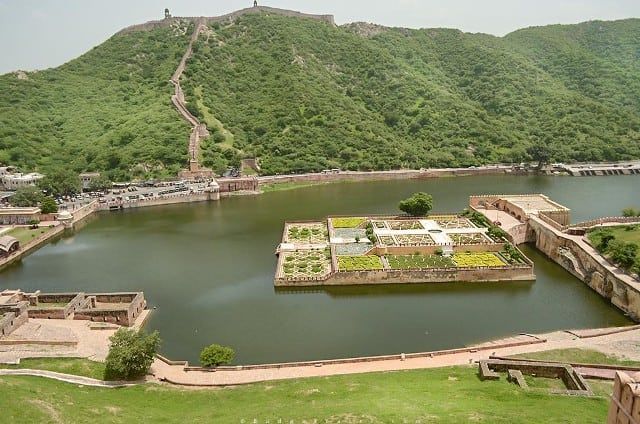 Lake-in-Amber-Fort-Jaipur-Rajasthan