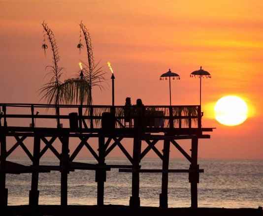 5 Best Romantic Restaurants in Bali Pesta Lobster at AYANA Resort & Spa