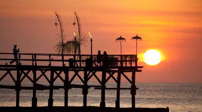 5 Best Romantic Restaurants in Bali Pesta Lobster at AYANA Resort & Spa