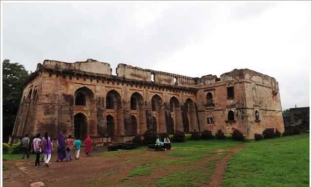 Mandu: Visit this rich historical beauty Hindola Mahal,