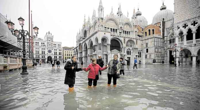 Venice receives the highest tide in 50 years