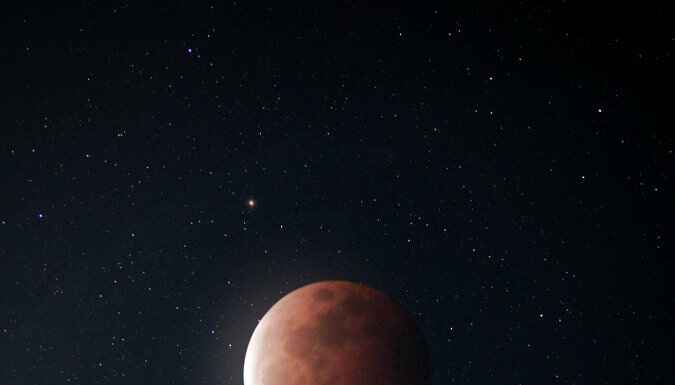 Inside pics: Mesmerizing visuals of Super Blood Moon