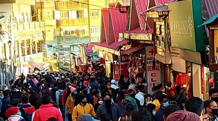 As Tourists overcrowd Manali, people share memes crowd in Manali